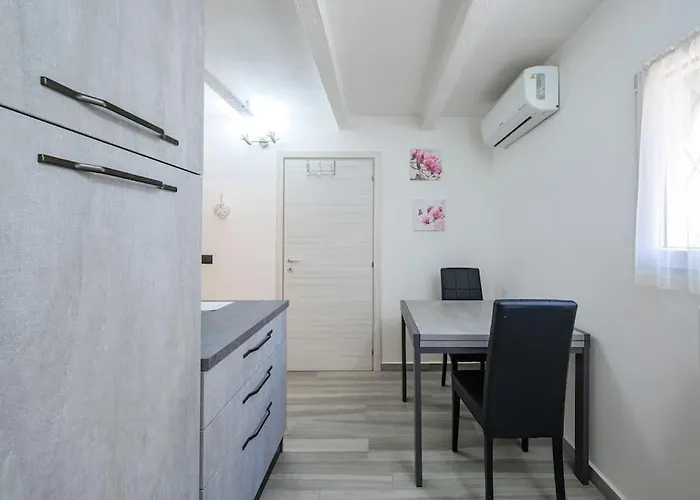 Lovely Nest Near Centre - Groundfloor モデナ